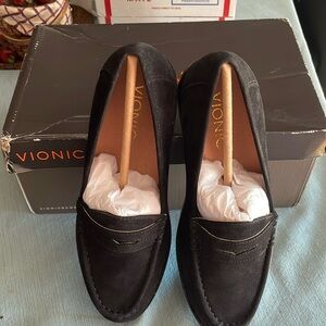 Vionic Waverly Black Suede Loafer Size 5